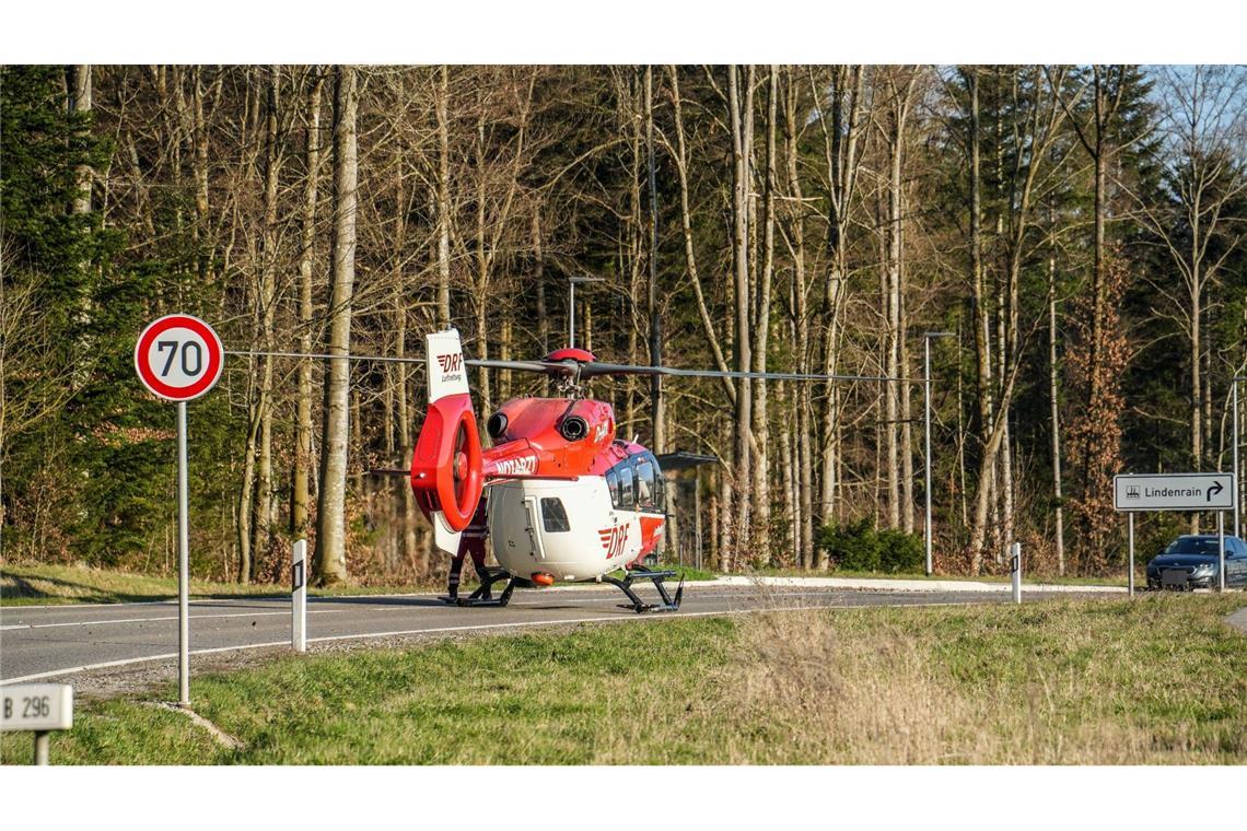 Autos kollidieren an Kreuzung – Rettungshubschrauber im Einsatz Der Fahrer des Mercedes musste mit dem Rettungshubschrauber in die Klinik gebracht werden.