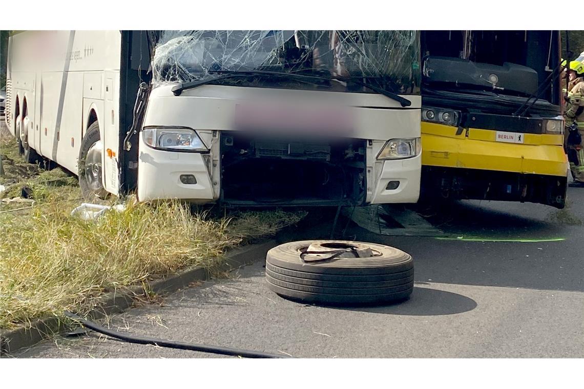 Tram und Reisebus stoßen in Mitte zusammen - Fahrer verletzt Der Fahrer eines Reisebusses wird bei einem Zusammenstoß mit einer Tram nahe dem Alexanderplatz schwer verletzt.