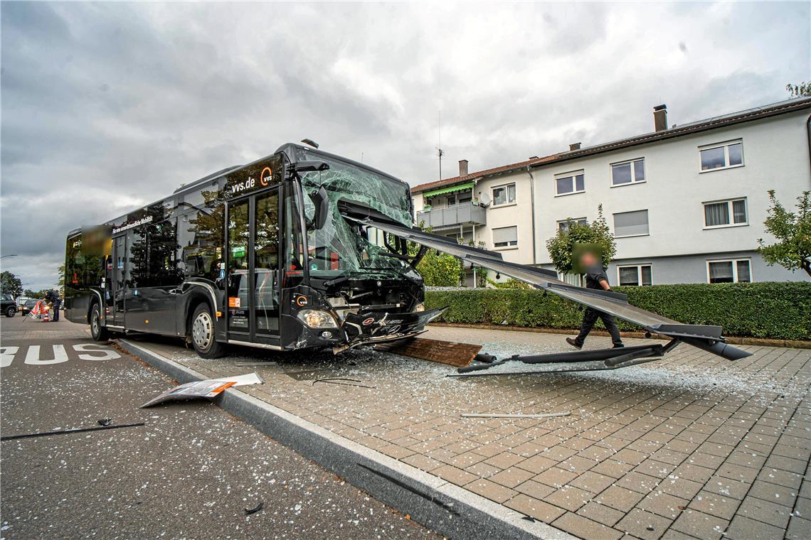 Bus ist in Fellbach mit Bushaltestelle kollidiert Der Fahrer hat wohl das Brems- mit dem Gaspedal verwechselt. Foto: 7aktuell / Simon Adomat