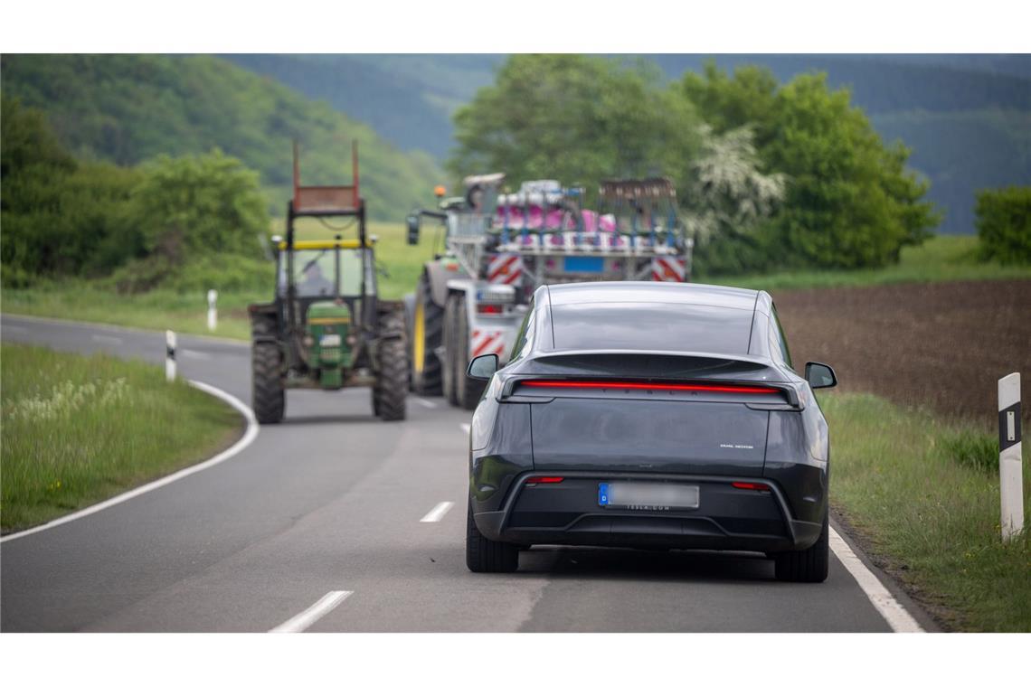 Der Fahrer legt während der Fahrt seine Hände auf die Knie. (Archivbild)