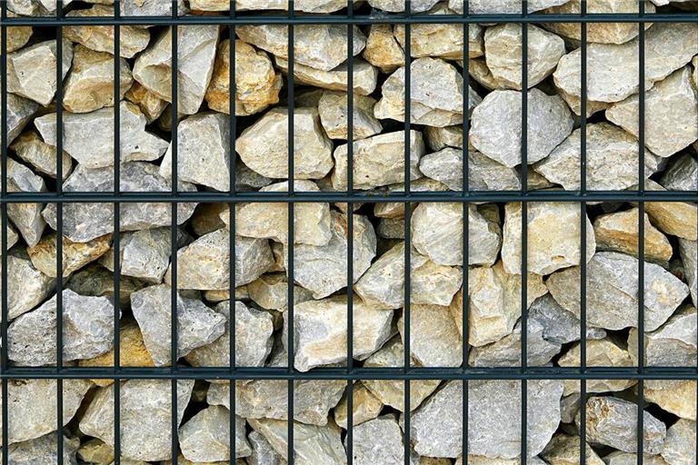 Der Fahrer prallte gegen eine Gabionenwand. Symbolfoto: boris misevic/Unsplash