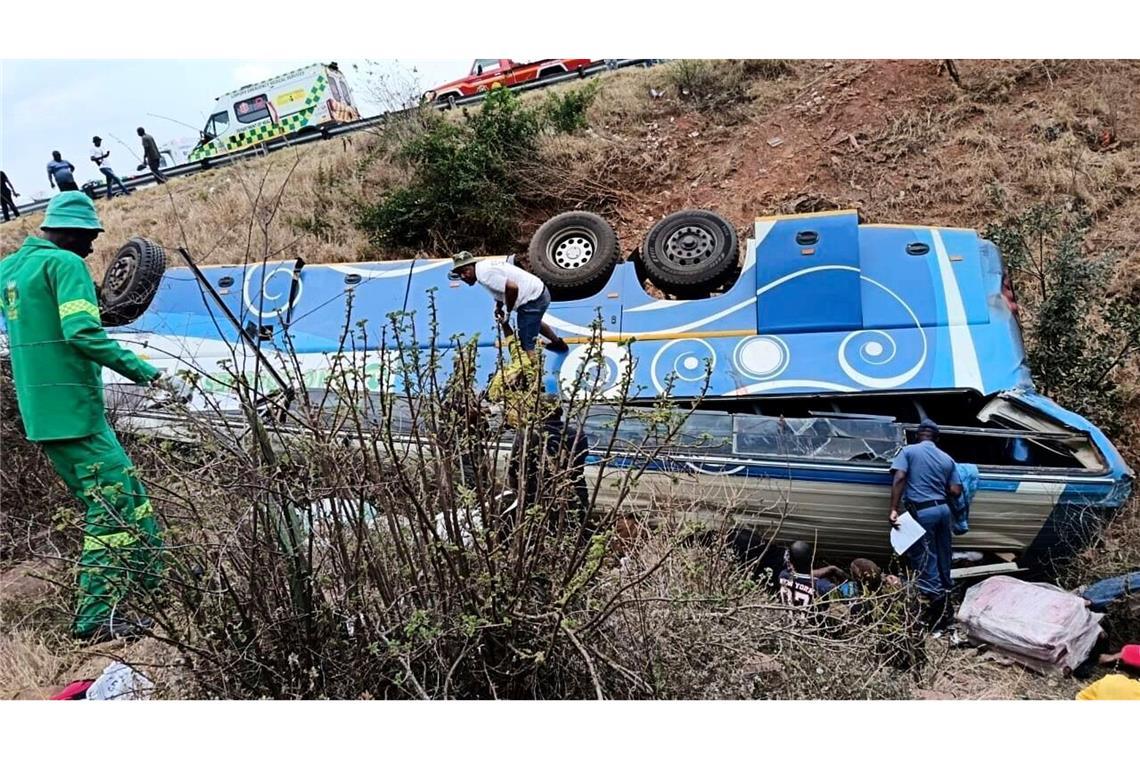 Mindestens 40 Tote bei Busunglück in Südafrika Der Fahrer soll die Kontrolle über den Reisebus verloren haben.