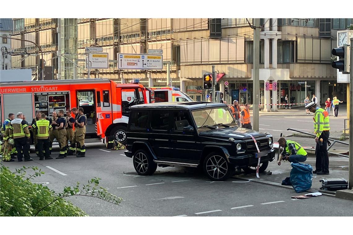 Der Fahrer war in der Stuttgarter Innenstadt mit seinem Geländewagen von der Straße abgekommen. (Archivbild)