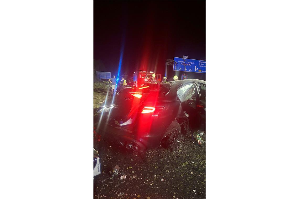 Der Fahrer wurde bei dem Unfall lebensgefährlich, der Beifahrer schwer verletzt.