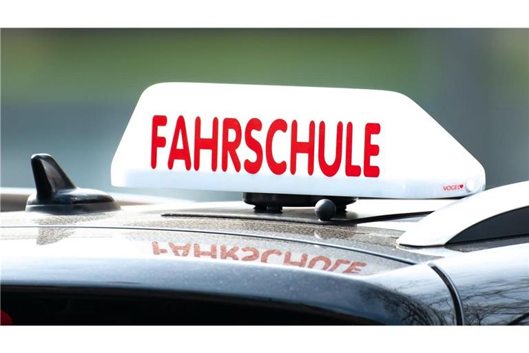 Der Fahrerlehrer soll sich an mehreren Fahrschülerinnen vergangen haben. (Symbolbild)