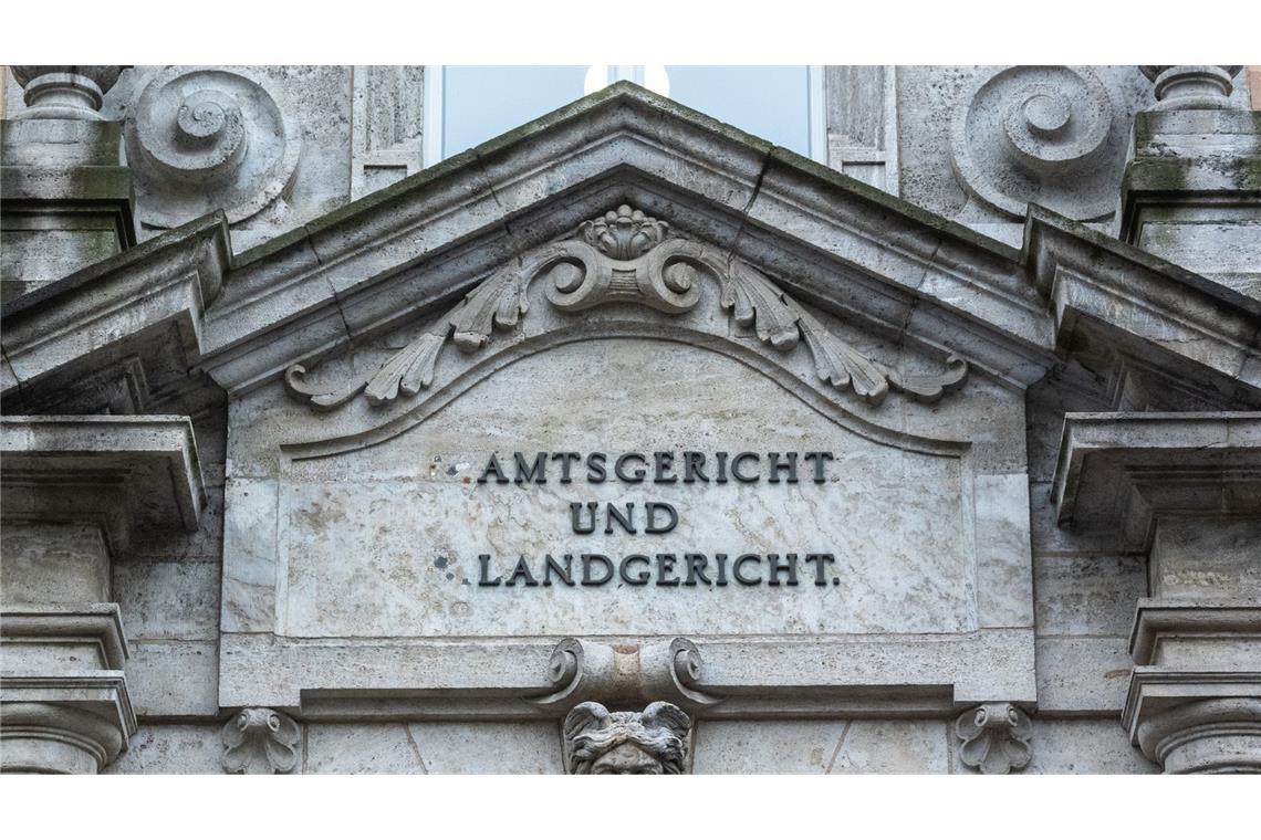 Vier Pflegekräfte wegen versuchten Mordes angeklagt Der Fall wird vor dem Landgericht Regensburg verhandelt.