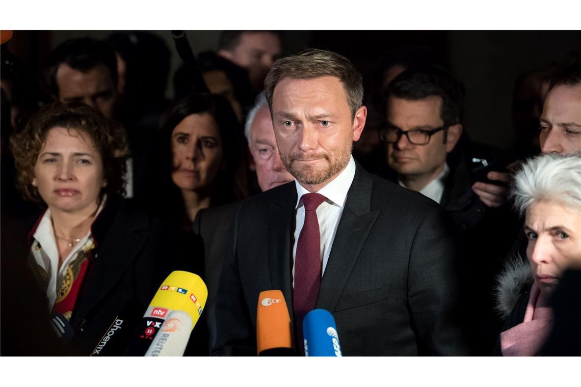 Wer will was bei Migration und wie soll das zusammenpassen? Der Familiennachzug für subsidiär Schutzberechtigte war schon 2017 bei den Sondierungsgesprächen zwischen CDU/CSU, FDP und Grünen einer von mehreren Streitpunkten gewesen. Der FDP-Vorsitzende, Christian Lindner, erklärte die Gespräche damals für gescheitert.