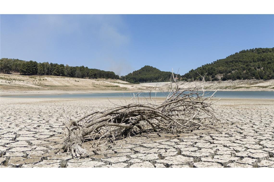 Erderwärmung lag 2024 im Schnitt bei 1,6 Grad Der Fanaco-See, der einen großen Teil des südlichen Siziliens mit Wasser versorgt, zeigt im Juli 2024 einen extrem niedrigen Wasserstand nach einem Winter mit sehr wenigen Niederschlägen. (Archivbild)