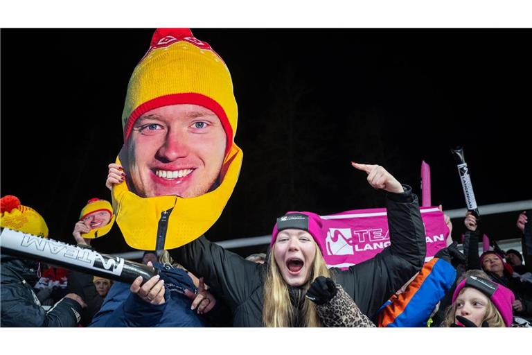 Der Fanclub feiert Rodel-Olympiasieger Max Langenhan.