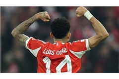 Der FC Bayern hat sich in einer wilden Fußball-Schlacht trotz zweier grober Fehler von Manuel Neuer ins Halbfinale der Champions League gekämpft.