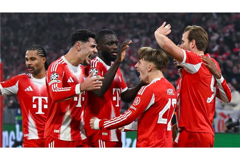 Der FC Bayern jubelt weiter über Tore von Lennart Karl (m).