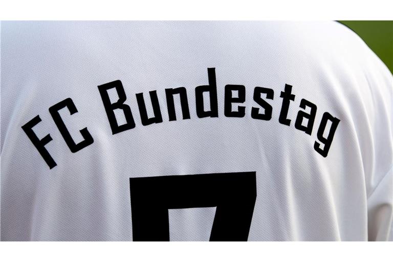 Der FC Bundestag muss einem Gerichtsurteil zufolge Abgeordneten aller im Bundestag vertretenen Parteien offen stehen.