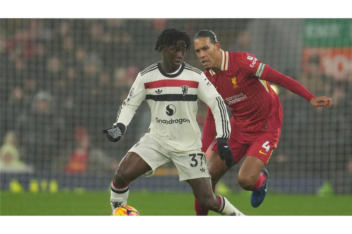 Liverpool verspielt Prestigesieg gegen Manchester United Der FC Liverpool mit Kapitän Virgil van Dijk (r) tat sich gegen Manchester United schwer.