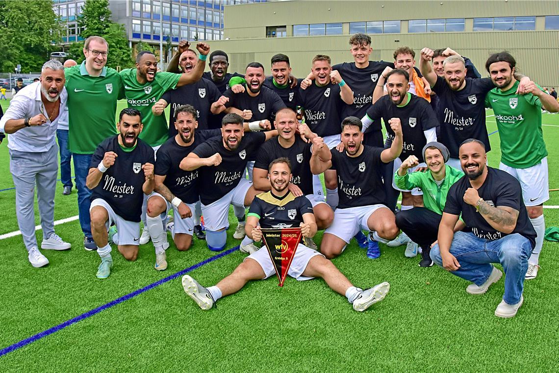 Starkes Team mit Problemen im Umfeld Der FC Viktoria Backnang um Trainer Ümit Karaca (links) feiert nach dem letzten Spieltag im Beisein von OB Maximilian Friedrich (Zweiter von links) den Meistertitel. Foto: Tobias Sellmaier