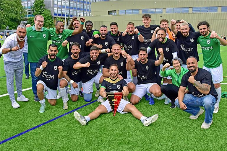 Der FC Viktoria Backnang um Trainer Ümit Karaca (links) feiert nach dem letzten Spieltag im Beisein von OB Maximilian Friedrich (Zweiter von links) den Meistertitel. Foto: Tobias Sellmaier