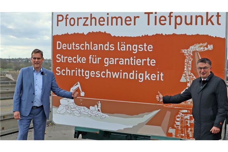 Der FDP-Landtagsabgeordnete Erik Schweickert (links) und Oliver Reitz, Leiter der Wirtschaftsförderung und des Marketings der Stadt Pforzheim, präsentieren das Schild.