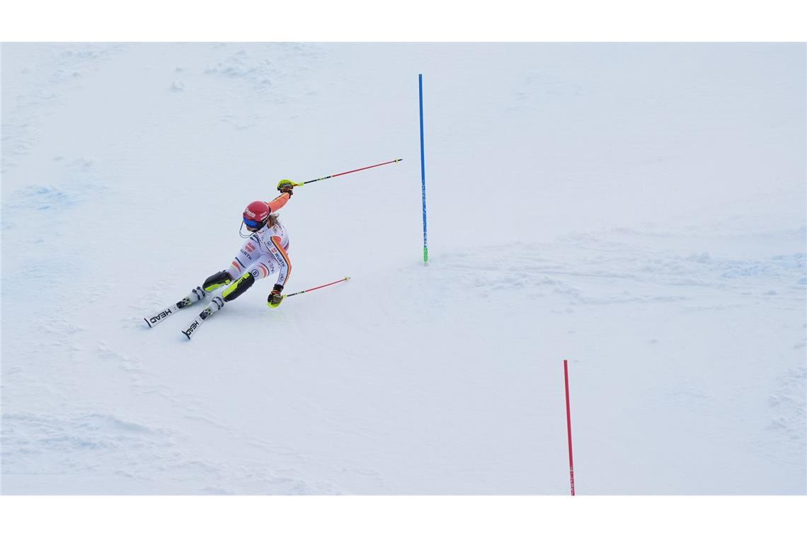 Patzer und Tränen: Deutsches Drama in der Team-Kombination Der Fehler, der die Medaille kostet: Lena Dürr patzt im Torlauf der Team-Kombination.