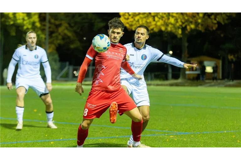 Der Fellbacher Torjäger Rafael Terpsiadis (vorn) hat sich im Spiel gegen Calcio Leinfelden-Echterdingen einen Muskelfaserriss zugezogen.