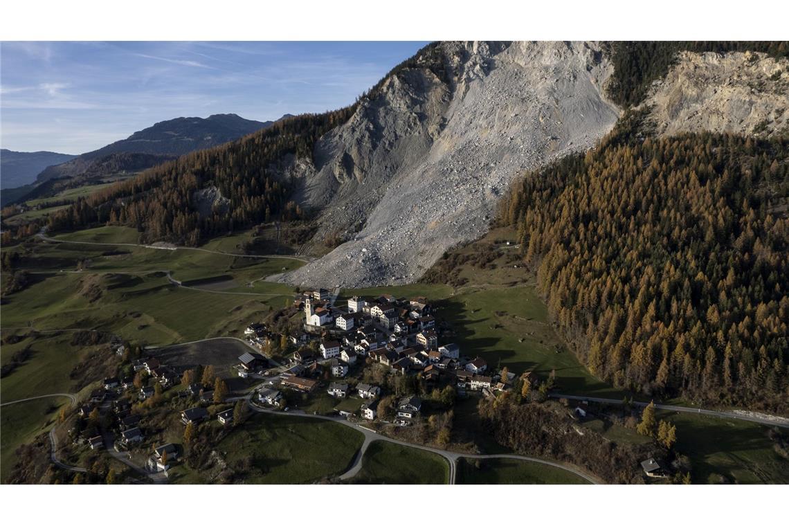 Erdrutsch: Schweizer Dorf Brienz bereitet erneut Räumung vor Der Felsschutt bewegt sich langsam auf das Dorf zu.