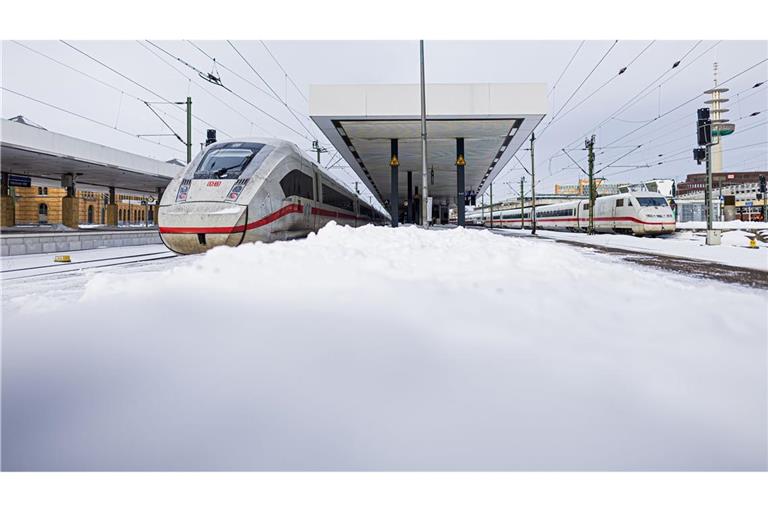 Der Fernverkehr auf den wetterbedingt gesperrten Hauptstrecken soll nun wieder anlaufen.