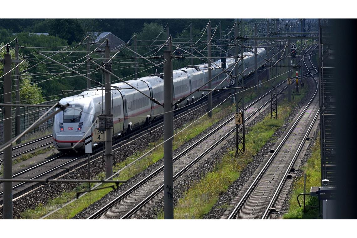 Bahn: Ersatzverkehr zwischen Hamburg und Berlin läuft stabil Der Fernverkehr wird über Stendal und Uelzen umgeleitet.