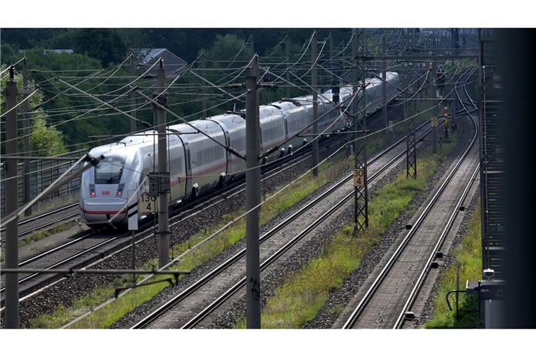 Der Fernverkehr wird über Stendal und Uelzen umgeleitet.