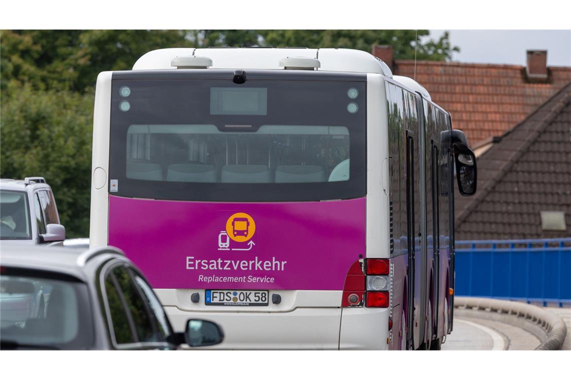 Größtes Bahn-Sanierungsprojekt in Deutschland gestartet Der Fernverkehr zwischen Berlin und Hamburg wird über Stendal und Uelzen umgeleitet. Für Passagiere, die aus oder zu Orten zwischen den beiden deutschen Großstädten reisen, ist ein Ersatzverkehr mitt Bussen eingerichtet.