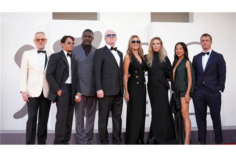 Der Film feierte in Venedig Premiere Anfang September - das Team von links nach rechts: Jared Harris, Anthony Ramos, Idris Elba, Tracy Letts, Regisseurin Kathryn Bigelow, Rebecca Ferguson, Greta Lee und Gabriel Basso. (Archivbild)