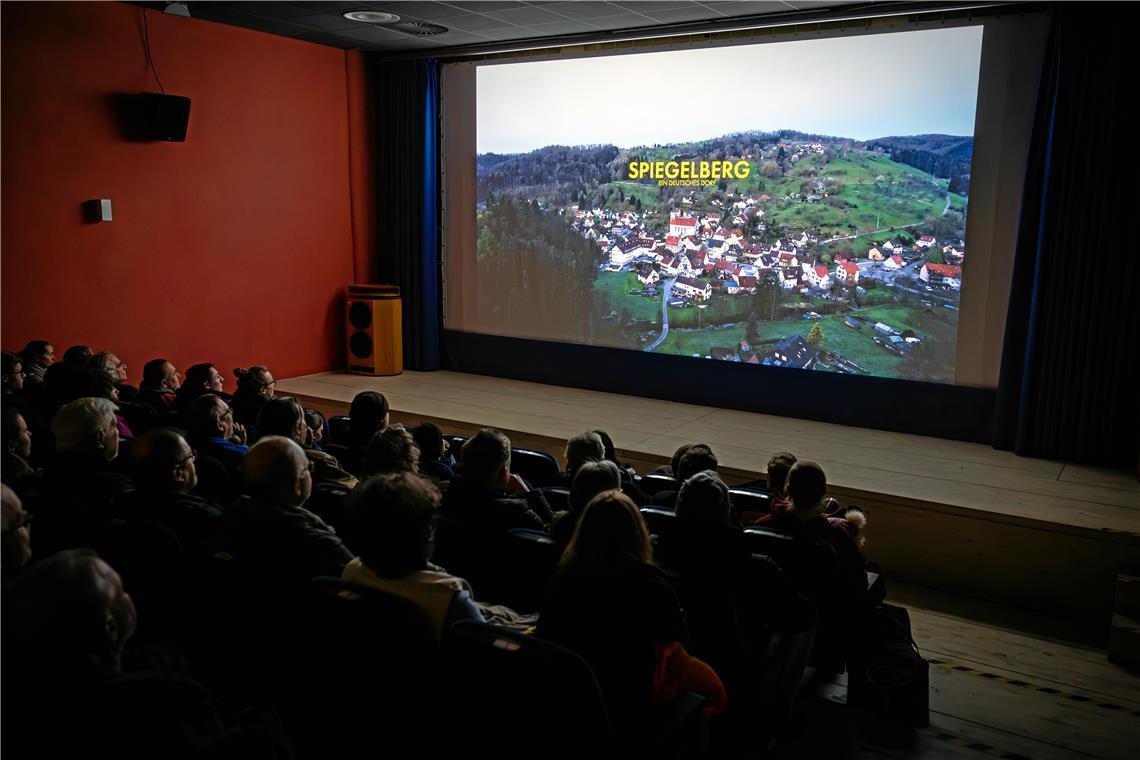 Ein Stückchen Spiegelberger Wirklichkeit im Kino Der Film lässt die Zuschauer im Kino Murrlichtspiele am Leben in Spiegelberg teilhaben. Fotos: Alexander Becher