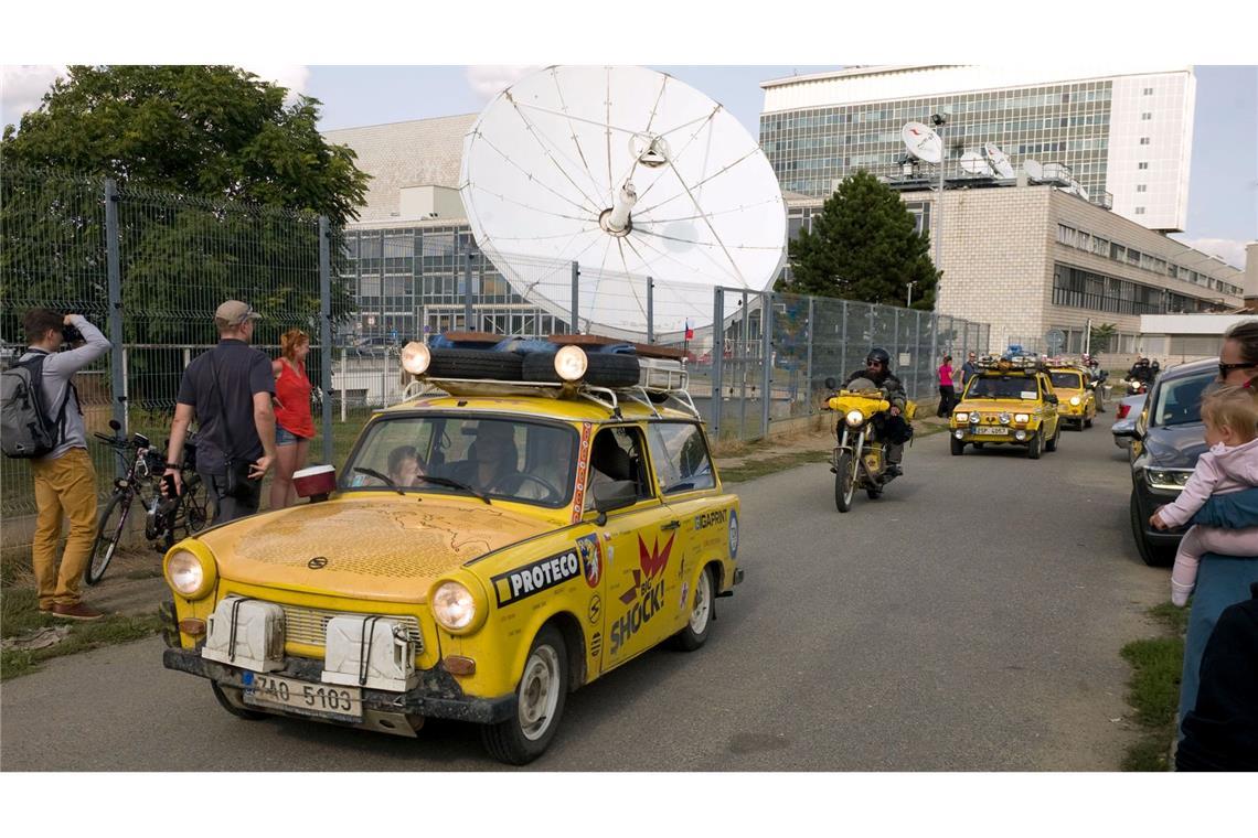 Der Filmemacher Dan Priban fährt mit seinem Trabi am Prager Sendezentrum des öffentlich-rechtlichen Tschechischen Fernsehens (CT) vorbei. (Archivbild)