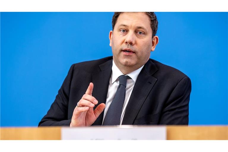 Der Finanzminister legt einen unfertigen Entwurf vor.