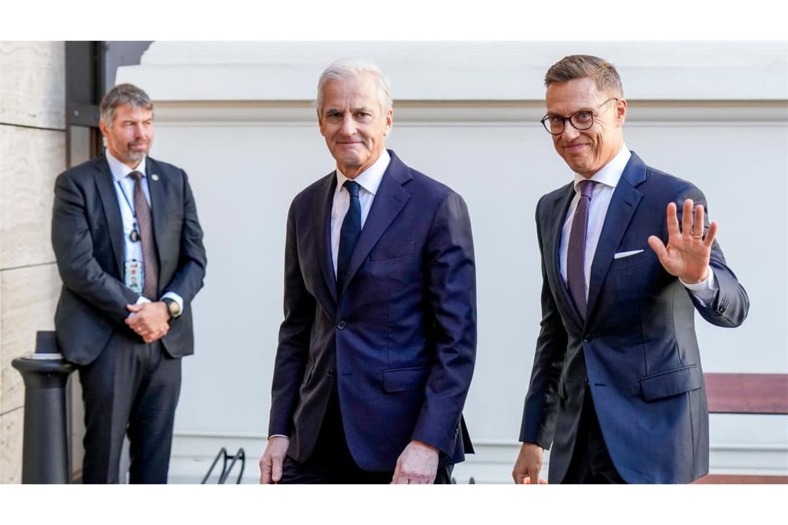 Der finnische Präsident Alexander Stubb (r) trifft sich mit dem norwegischen Ministerpräsidenten Jonas Gahr Støre.