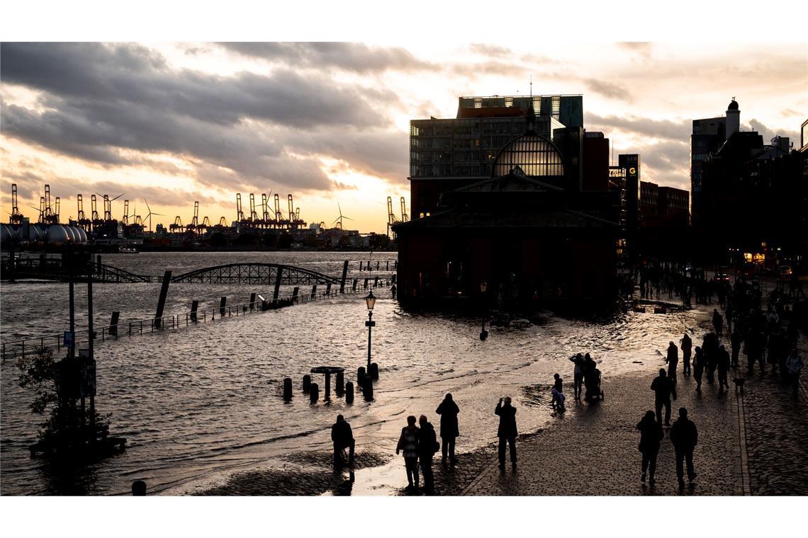 Bilder des Tages Der Fischmarkt mit der Fischauktionshalle an der Elbe im Hafen steht während einer Sturmflut unter Wasser.
