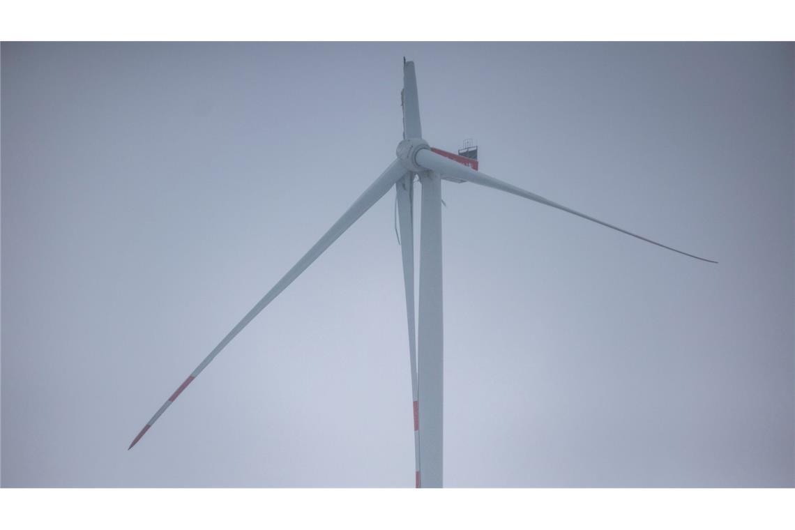 Der Flügel eines Windrads ist abgeknickt, weshalb eine angrenzende Autobahn gesperrt werden musste.