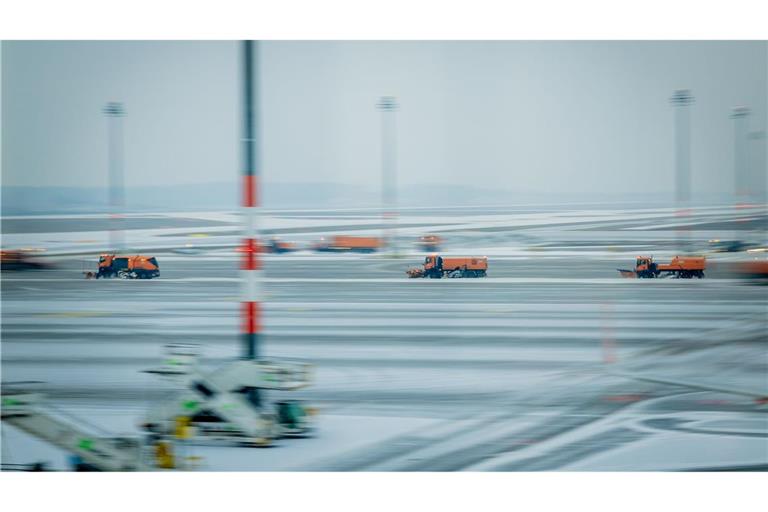 Der Flughafen BER hat den Betrieb wegen des Winterwetters eingestellt.