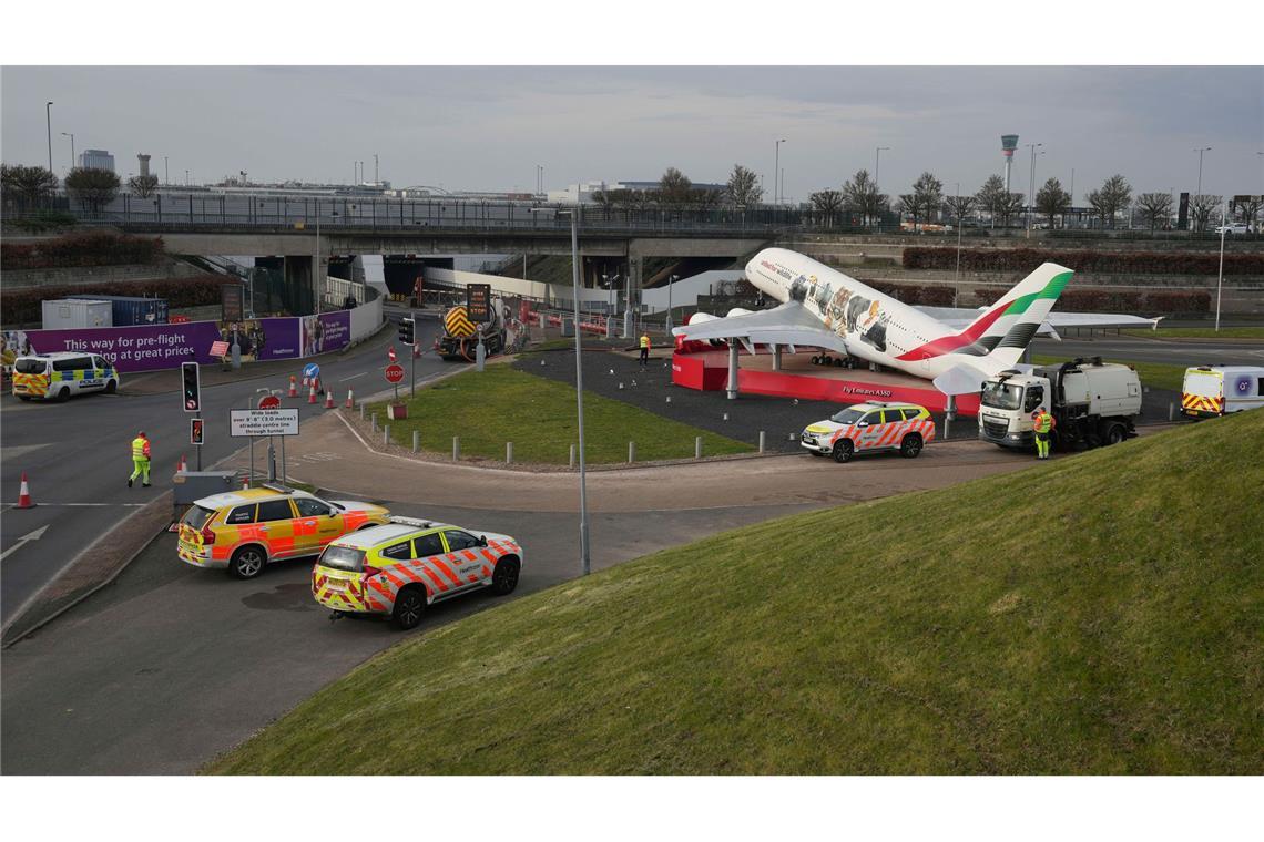 Flughafen Heathrow: Betrieb soll wieder starten Der Flughafen bleibt voraussichtlich den ganzen Tag geschlossen.