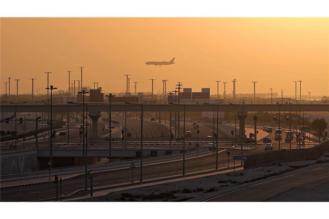 Reisewarnung jetzt auch für Katar? Der Flughafen in Doha: Auch am Dienstag starten von dort aus Flugzeuge.