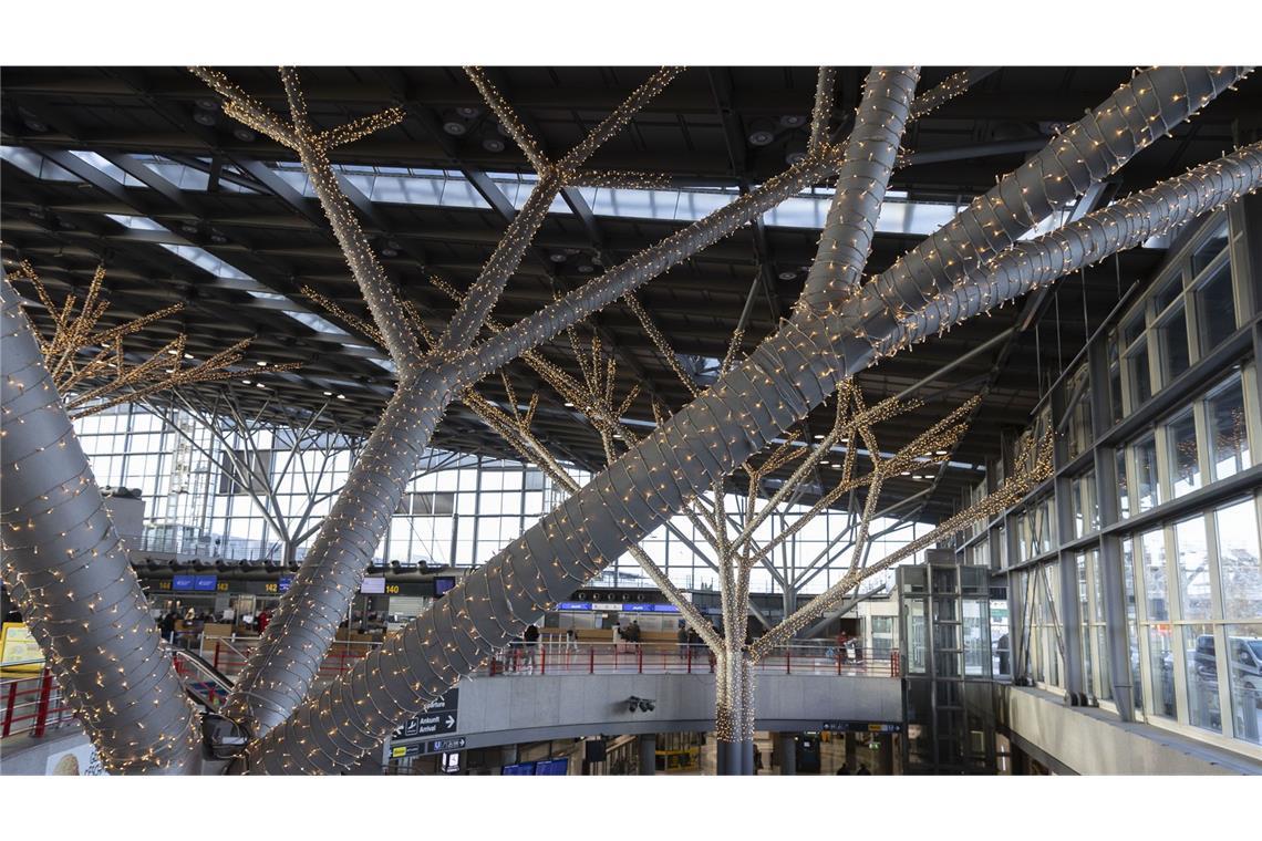 Vermutlich weiter steigende Kosten bei Flugtickets Der Flughafen Stuttgart in weihnachtlicher Beleuchtung.