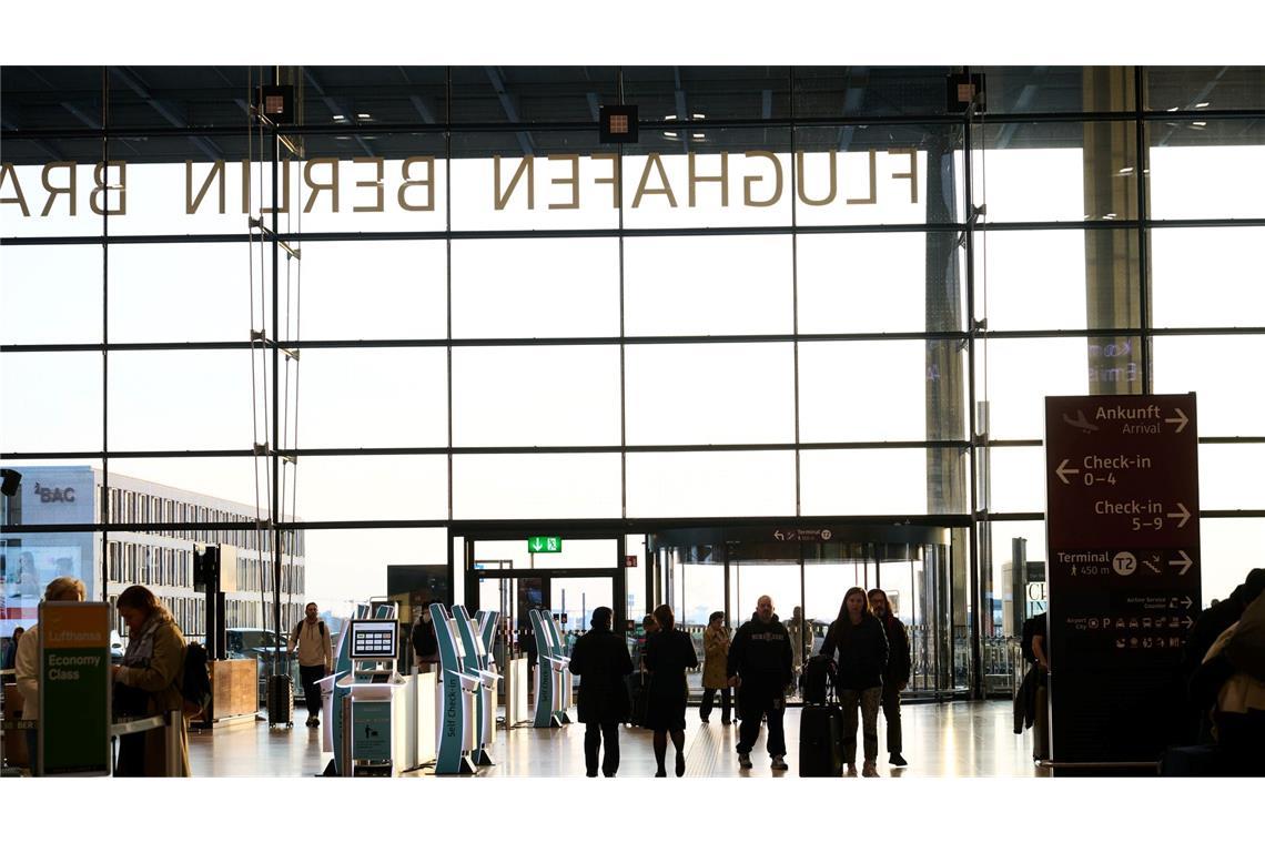 Der Flughafen wurde aufgrund von Fehlplanungen und Bauproblemen mit neun Jahren Verspätung eröffnet.