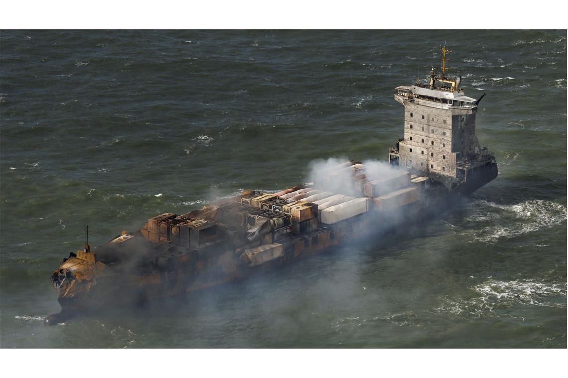 Zeit drängt: Droht eine Umweltkatastrophe in der Nordsee? Der Frachter „Solong“ steht nach der Kollision mit der „Stena Immaculate“ noch immer in Flammen und treibt führerlos in Richtung Süden.