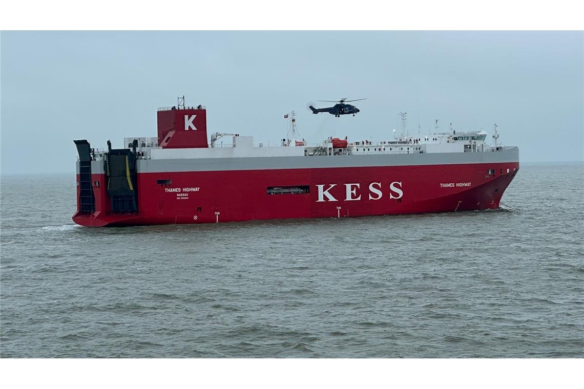 Der Frachter wurde zurück in den Emder Hafen geschleppt.