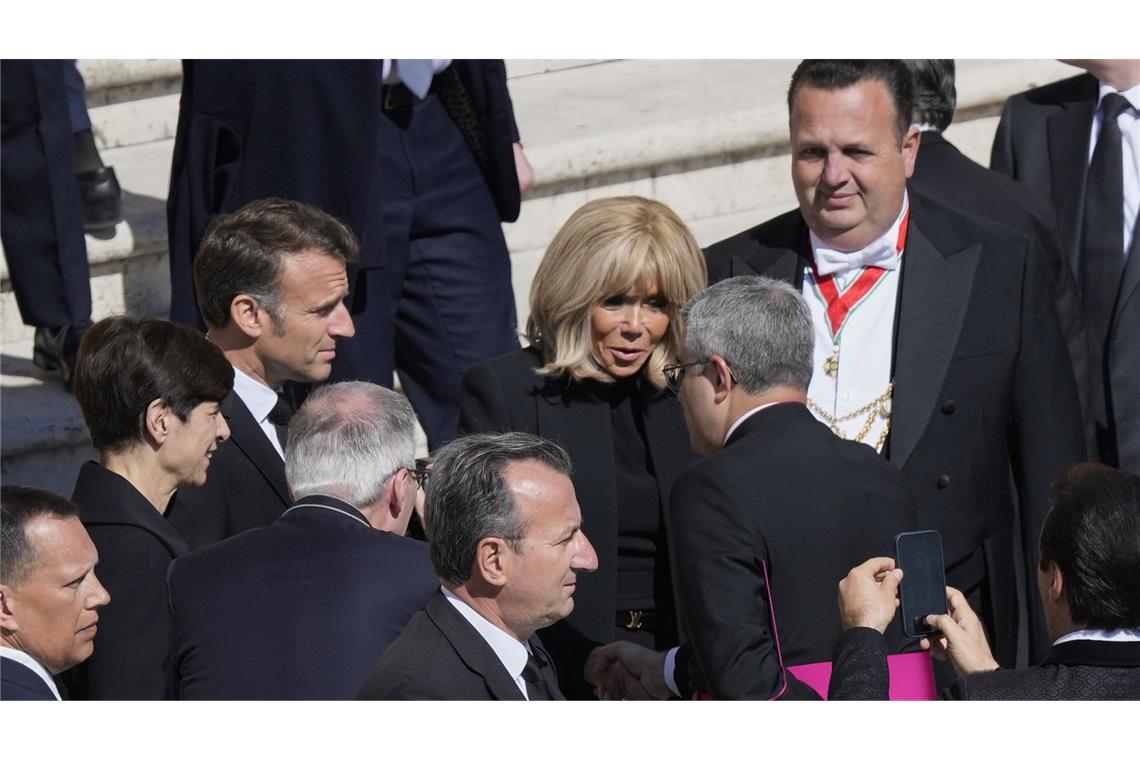 Der französische Präsident Emmanuel Macron (3.v.l) und seine Frau Brigitte kommen zur Beerdigung von Papst Franziskus auf dem Petersplatz im Vatikan.
