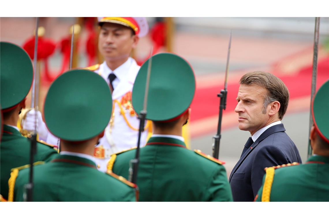 Bilder des Tages Der französische Präsident Emmanuel Macron begutachtet eine Ehrengarde im Präsidentenpalast in Hanoi, Vietnam.