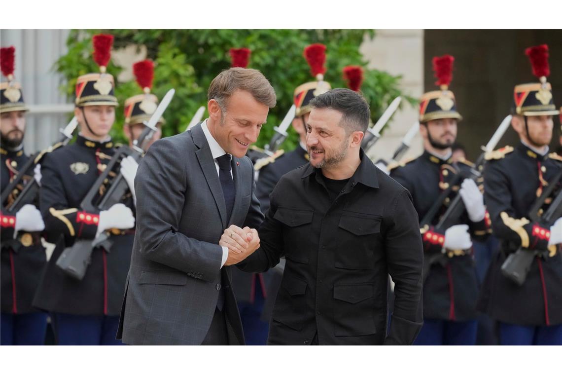 Bilder des Tages Der französische Präsident Emmanuel Macron (l) begrüßt Wolodymyr Selenskyj, Präsident der Ukraine, vor einem Treffen im Elysee-Palast.