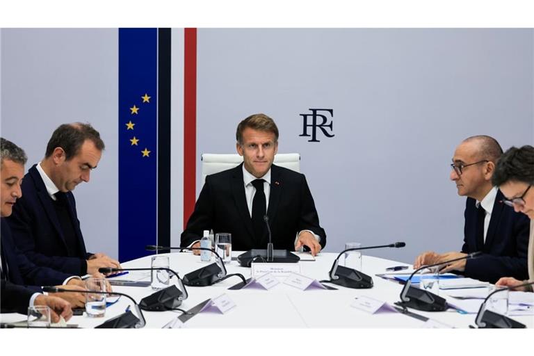 Der französische Präsident Emmanuel Macron (M) leitet am Sonntag, dem 18. Oktober 2026, einen Tag nach den landesweiten Unruhen, eine interministerielle Krisensitzung im Élysée-Palast in Paris.