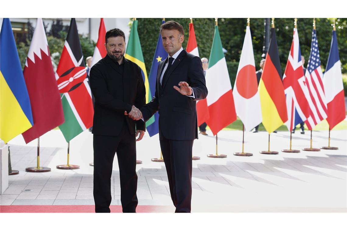Der französische Präsident Emmanuel Macron (r) empfängt Wolodymyr Selenskyj, Präsident der Ukraine, im Hotel Royal anlässlich des G7-Gipfels.