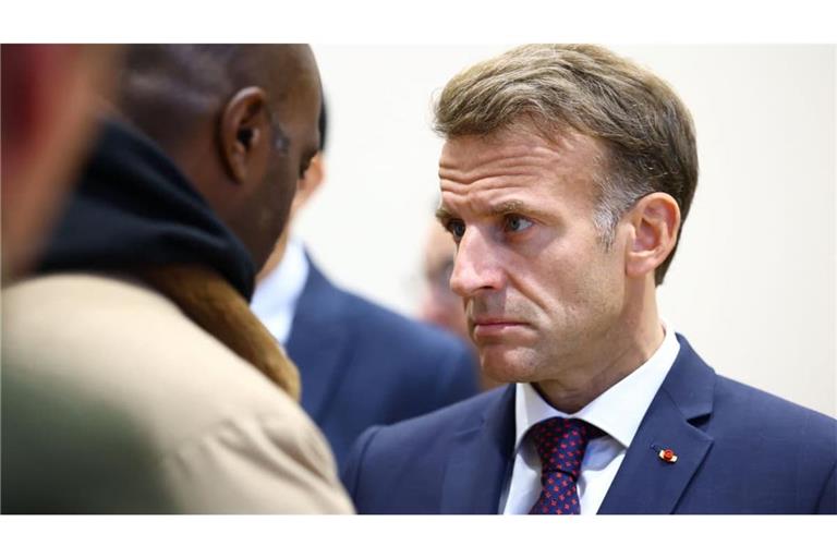 Der französische Präsident Emmanuel Macron trifft sich nach den tödlichen Schüssen in der Region Paris im Rathaus von Trappes in der Nähe von Paris mit Anwohnern. Am Vormittag hatte ein Mann in Gemeinden bei Paris aus einem Auto mit einer automatischen Waffe geschossen. Frankreichs Innenminister Nuñez sprach von einer «terroristischen Tat».