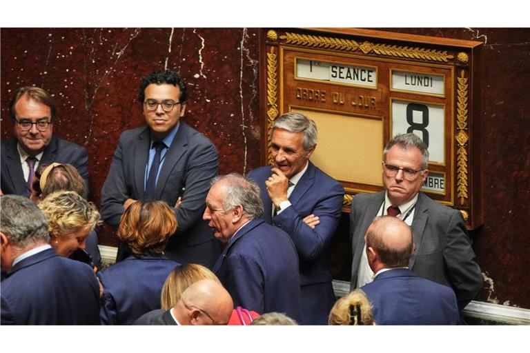 Der französische Premierminister Francois Bayrou verlässt die Nationalversammlung, nachdem er eine Vertrauensabstimmung im Parlament verloren hat.