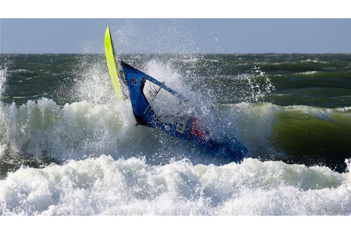 Bilder des Tages Der französische Windsurfer Antoine Martin stürzt nach einem Sprung im Shorebreak während des Windsurf World Cups auf Sylt.