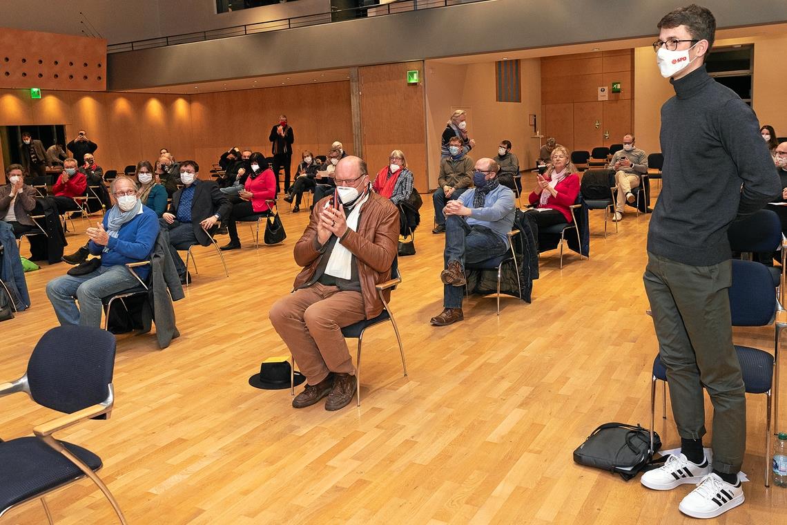 Der frisch nominierte Bundestagskandidat (rechts) erhielt kräftigen Applaus von der Versammlung in der Murrhardter Festhalle. Foto: J. Fiedler